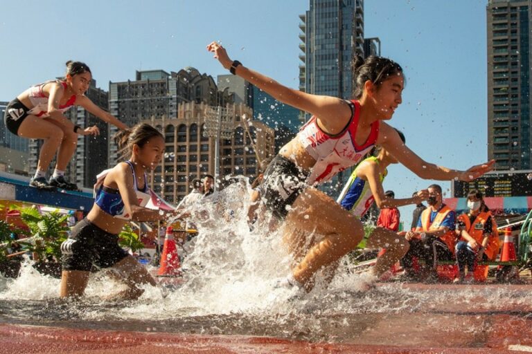 DOMESTIC DIVISION HONORABLE MENTION - 玩水 Playing in the Water